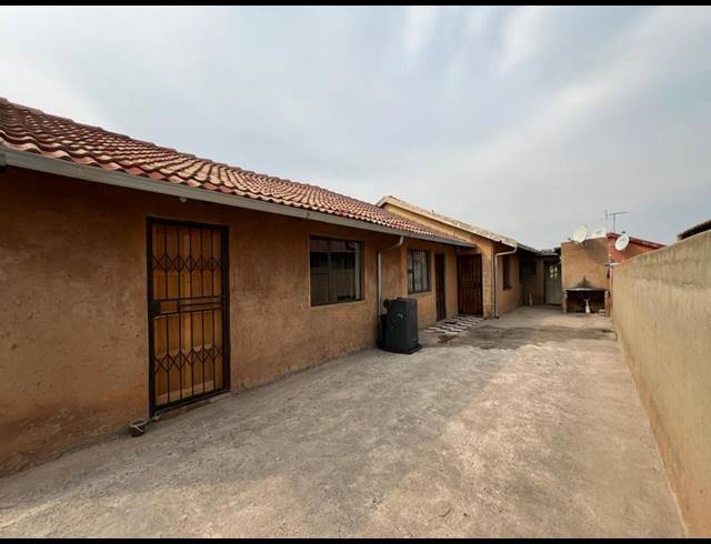 6 BEDROOM HOUSE FOR SALE IN LEACHVILLE EXT 3